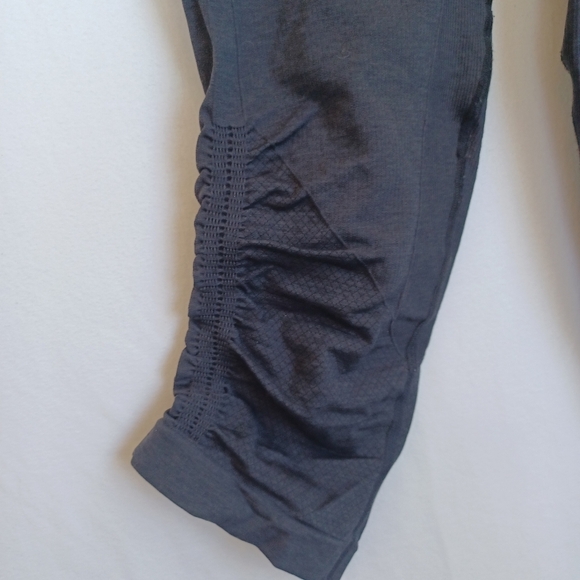 Lululemon Capri Leggings In The Flow Black Coal Cinched Leg Detail Womens size 6 - Picture 3 of 11